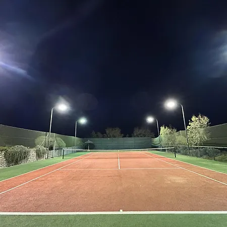 The Palm Trees - Prive Beach Access, Private Tennis/basketball Court