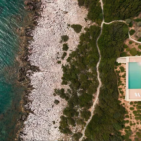 Villa The Palm Trees - Prive Beach Access, Private Tennis/basketball Court *